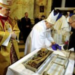 02.03.2016 Jędrzejów. Msza święta podczas której otwarto główny relikwiarz ze szczątkami bł. Wincentego Kadłubka celem pobrania kolejnych cząstek do relikwiarzy, które zostaną przekazane do różnych parafii. / Jarosław Kubalski / Radio Kielce