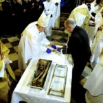 02.03.2016 Jędrzejów. Msza święta podczas której otwarto główny relikwiarz ze szczątkami bł. Wincentego Kadłubka celem pobrania kolejnych cząstek do relikwiarzy, które zostaną przekazane do różnych parafii. / Jarosław Kubalski / Radio Kielce