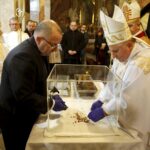 02.03.2016 Jędrzejów. Msza święta podczas której otwarto główny relikwiarz ze szczątkami bł. Wincentego Kadłubka celem pobrania kolejnych cząstek do relikwiarzy, które zostaną przekazane do różnych parafii. / Jarosław Kubalski / Radio Kielce