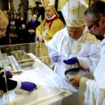 02.03.2016 Jędrzejów. Msza święta podczas której otwarto główny relikwiarz ze szczątkami bł. Wincentego Kadłubka celem pobrania kolejnych cząstek do relikwiarzy, które zostaną przekazane do różnych parafii. / Jarosław Kubalski / Radio Kielce