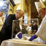 02.03.2016 Jędrzejów. Msza święta podczas której otwarto główny relikwiarz ze szczątkami bł. Wincentego Kadłubka celem pobrania kolejnych cząstek do relikwiarzy, które zostaną przekazane do różnych parafii. / Jarosław Kubalski / Radio Kielce