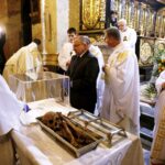 02.03.2016 Jędrzejów. Msza święta podczas której otwarto główny relikwiarz ze szczątkami bł. Wincentego Kadłubka celem pobrania kolejnych cząstek do relikwiarzy, które zostaną przekazane do różnych parafii. / Jarosław Kubalski / Radio Kielce