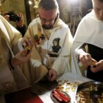 02.03.2016 Jędrzejów. Msza święta podczas której otwarto główny relikwiarz ze szczątkami bł. Wincentego Kadłubka celem pobrania kolejnych cząstek do relikwiarzy, które zostaną przekazane do różnych parafii. / Jarosław Kubalski / Radio Kielce