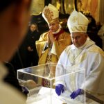 02.03.2016 Jędrzejów. Msza święta podczas której otwarto główny relikwiarz ze szczątkami bł. Wincentego Kadłubka celem pobrania kolejnych cząstek do relikwiarzy, które zostaną przekazane do różnych parafii. / Jarosław Kubalski / Radio Kielce