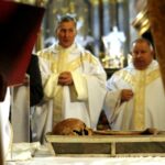 02.03.2016 Jędrzejów. Msza święta podczas której otwarto główny relikwiarz ze szczątkami bł. Wincentego Kadłubka celem pobrania kolejnych cząstek do relikwiarzy, które zostaną przekazane do różnych parafii. / Jarosław Kubalski / Radio Kielce