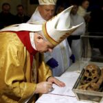 02.03.2016 Jędrzejów. Msza święta podczas której otwarto główny relikwiarz ze szczątkami bł. Wincentego Kadłubka celem pobrania kolejnych cząstek do relikwiarzy, które zostaną przekazane do różnych parafii. / Jarosław Kubalski / Radio Kielce