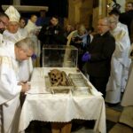 02.03.2016 Jędrzejów. Msza święta podczas której otwarto główny relikwiarz ze szczątkami bł. Wincentego Kadłubka celem pobrania kolejnych cząstek do relikwiarzy, które zostaną przekazane do różnych parafii. / Jarosław Kubalski / Radio Kielce