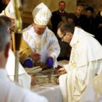 02.03.2016 Jędrzejów. Msza święta podczas której otwarto główny relikwiarz ze szczątkami bł. Wincentego Kadłubka celem pobrania kolejnych cząstek do relikwiarzy, które zostaną przekazane do różnych parafii. / Jarosław Kubalski / Radio Kielce