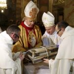 02.03.2016 Jędrzejów. Msza święta podczas której otwarto główny relikwiarz ze szczątkami bł. Wincentego Kadłubka celem pobrania kolejnych cząstek do relikwiarzy, które zostaną przekazane do różnych parafii. / Jarosław Kubalski / Radio Kielce