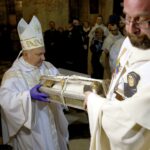 02.03.2016 Jędrzejów. Msza święta podczas której otwarto główny relikwiarz ze szczątkami bł. Wincentego Kadłubka celem pobrania kolejnych cząstek do relikwiarzy, które zostaną przekazane do różnych parafii. / Jarosław Kubalski / Radio Kielce