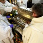 02.03.2016 Jędrzejów. Msza święta podczas której otwarto główny relikwiarz ze szczątkami bł. Wincentego Kadłubka celem pobrania kolejnych cząstek do relikwiarzy, które zostaną przekazane do różnych parafii. / Jarosław Kubalski / Radio Kielce