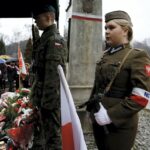 01.03.2016 Kielce. Złożenie wieńców pod pomnikiem Żołnierzy Wyklętych na cmentarzu na Piaskach. / Jarosław Kubalski / Radio Kielce