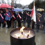 01.03.2016 Kielce. Złożenie wieńców pod pomnikiem Żołnierzy Wyklętych na cmentarzu na Piaskach. / Jarosław Kubalski / Radio Kielce