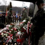 01.03.2016 Kielce. Złożenie wieńców pod pomnikiem Żołnierzy Wyklętych na cmentarzu na Piaskach. / Jarosław Kubalski / Radio Kielce