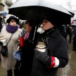 01.03.2016 Kielce. Złożenie wieńców pod pomnikiem Żołnierzy Wyklętych na cmentarzu na Piaskach. / Jarosław Kubalski / Radio Kielce