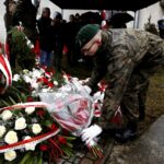 01.03.2016 Kielce. Złożenie wieńców pod pomnikiem Żołnierzy Wyklętych na cmentarzu na Piaskach. / Jarosław Kubalski / Radio Kielce