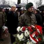 01.03.2016 Kielce. Złożenie wieńców pod pomnikiem Żołnierzy Wyklętych na cmentarzu na Piaskach. / Jarosław Kubalski / Radio Kielce