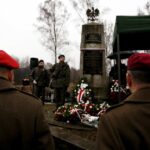 01.03.2016 Kielce. Złożenie wieńców pod pomnikiem Żołnierzy Wyklętych na cmentarzu na Piaskach. / Jarosław Kubalski / Radio Kielce