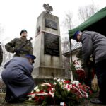 01.03.2016 Kielce. Złożenie wieńców pod pomnikiem Żołnierzy Wyklętych na cmentarzu na Piaskach. / Jarosław Kubalski / Radio Kielce