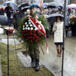 01.03.2016 Kielce. Złożenie wieńców pod pomnikiem Żołnierzy Wyklętych na cmentarzu na Piaskach. / Jarosław Kubalski / Radio Kielce