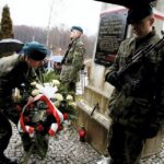 01.03.2016 Kielce. Złożenie wieńców pod pomnikiem Żołnierzy Wyklętych na cmentarzu na Piaskach. / Jarosław Kubalski / Radio Kielce