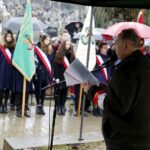 01.03.2016 Kielce. Złożenie wieńców pod pomnikiem Żołnierzy Wyklętych na cmentarzu na Piaskach. / Jarosław Kubalski / Radio Kielce