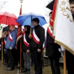 01.03.2016 Kielce. Złożenie wieńców pod pomnikiem Żołnierzy Wyklętych na cmentarzu na Piaskach. / Jarosław Kubalski / Radio Kielce