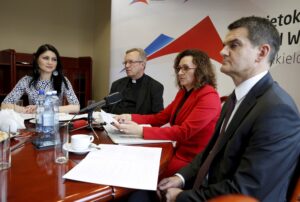 03.03.2016 Kielce. Konferencja wojewody dotycząca nagrody Laur Świętokrzyski. Rzecznik Diana Głownia, wikariusz generalny ks. Dariusz Gącik, wojewoda Agata Wojtyszek i rektor UJK Jacek Semaniak / Jarosław Kubalski / Radio Kielce