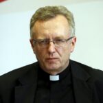 03.03.2016 Kielce. Konferencja wojewody dotycząca nagrody Laur Świętokrzyski. Wikariusz generalny ks. Dariusz Gącik. / Jarosław Kubalski / Radio Kielce