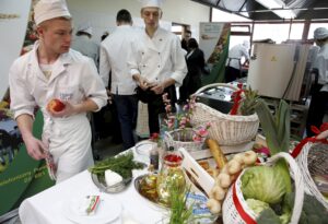 09.03.2016 Kielce. Uczniowie klas gastronomicznych Zakładu Doskonalenia Zawodowego wzięli udział w konkursie Master Chef. Kreatywny Młody Kucharz. / Jarosław Kubalski / Radio Kielce