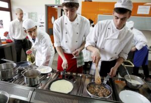 09.03.2016 Kielce. Uczniowie klas gastronomicznych Zakładu Doskonalenia Zawodowego wzięli udział w konkursie Master Chef. Kreatywny Młody Kucharz. / Jarosław Kubalski / Radio Kielce