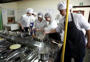 09.03.2016 Kielce. Uczniowie klas gastronomicznych Zakładu Doskonalenia Zawodowego wzięli udział w konkursie Master Chef. Kreatywny Młody Kucharz. / Jarosław Kubalski / Radio Kielce