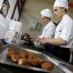 09.03.2016 Kielce. Uczniowie klas gastronomicznych Zakładu Doskonalenia Zawodowego wzięli udział w konkursie Master Chef. Kreatywny Młody Kucharz. / Jarosław Kubalski / Radio Kielce