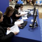 11.03.2016 Kielce. Pracownicy Urzędu Skarbowego pomagają w wypełnianiu zeznań podatkowych PIT. / Jarosław Kubalski / Radio Kielce