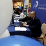 11.03.2016 Kielce. Pracownicy Urzędu Skarbowego pomagają w wypełnianiu zeznań podatkowych PIT. / Jarosław Kubalski / Radio Kielce