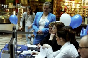 11.03.2016 Kielce. Pracownicy Urzędu Skarbowego pomagają w wypełnianiu zeznań podatkowych PIT. / Jarosław Kubalski / Radio Kielce