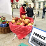 19.03.2016 Kielce. Ruch Obywatelski Kukiz15 zachęca do kupowania polskich produktów i zbiera podpisy pod wnioskiem "Stop uchodźcom". / Jarosław Kubalski / Radio Kielce