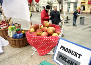 19.03.2016 Kielce. Ruch Obywatelski Kukiz15 zachęca do kupowania polskich produktów i zbiera podpisy pod wnioskiem "Stop uchodźcom". / Jarosław Kubalski / Radio Kielce