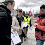 19.03.2016 Kielce. Ruch Obywatelski Kukiz15 zachęca do kupowania polskich produktów i zbiera podpisy pod wnioskiem "Stop uchodźcom". / Jarosław Kubalski / Radio Kielce