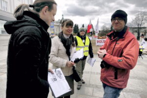 19.03.2016 Kielce. Ruch Obywatelski Kukiz15 zachęca do kupowania polskich produktów i zbiera podpisy pod wnioskiem "Stop uchodźcom". / Jarosław Kubalski / Radio Kielce