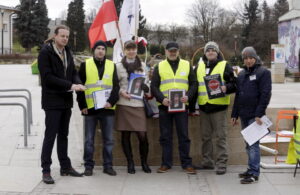 19.03.2016 Kielce. Ruch Obywatelski Kukiz15 zachęca do kupowania polskich produktów i zbiera podpisy pod wnioskiem "Stop uchodźcom". / Jarosław Kubalski / Radio Kielce