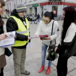 19.03.2016 Kielce. Ruch Obywatelski Kukiz15 zachęca do kupowania polskich produktów i zbiera podpisy pod wnioskiem "Stop uchodźcom". / Jarosław Kubalski / Radio Kielce