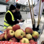 19.03.2016 Kielce. Ruch Obywatelski Kukiz15 zachęca do kupowania polskich produktów i zbiera podpisy pod wnioskiem "Stop uchodźcom". / Jarosław Kubalski / Radio Kielce
