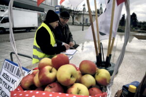 19.03.2016 Kielce. Ruch Obywatelski Kukiz15 zachęca do kupowania polskich produktów i zbiera podpisy pod wnioskiem "Stop uchodźcom". / Jarosław Kubalski / Radio Kielce