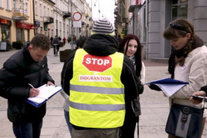 19.03.2016 Kielce. Ruch Obywatelski Kukiz15 zachęca do kupowania polskich produktów i zbiera podpisy pod wnioskiem "Stop uchodźcom". / Jarosław Kubalski / Radio Kielce