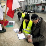19.03.2016 Kielce. Ruch Obywatelski Kukiz15 zachęca do kupowania polskich produktów i zbiera podpisy pod wnioskiem "Stop uchodźcom". / Jarosław Kubalski / Radio Kielce