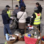 19.03.2016 Kielce. Ruch Obywatelski Kukiz15 zachęca do kupowania polskich produktów i zbiera podpisy pod wnioskiem "Stop uchodźcom". / Jarosław Kubalski / Radio Kielce