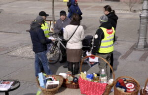 19.03.2016 Kielce. Ruch Obywatelski Kukiz15 zachęca do kupowania polskich produktów i zbiera podpisy pod wnioskiem "Stop uchodźcom". / Jarosław Kubalski / Radio Kielce