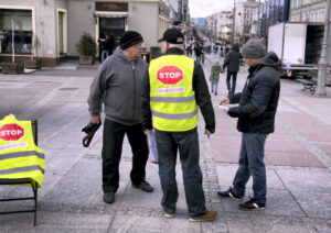 19.03.2016 Kielce. Ruch Obywatelski Kukiz15 zachęca do kupowania polskich produktów i zbiera podpisy pod wnioskiem "Stop uchodźcom". / Jarosław Kubalski / Radio Kielce