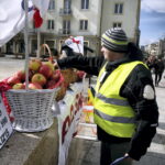 19.03.2016 Kielce. Ruch Obywatelski Kukiz15 zachęca do kupowania polskich produktów i zbiera podpisy pod wnioskiem "Stop uchodźcom". / Jarosław Kubalski / Radio Kielce